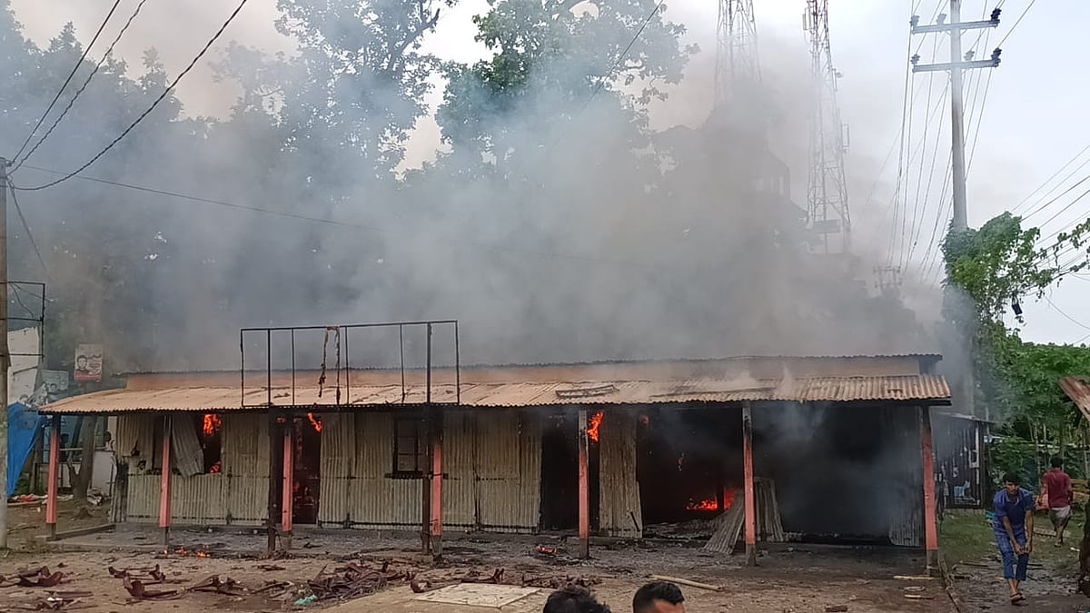 গাজীপুরের কালিয়াকৈর উপজেলার চন্দ্রা ত্রিমোড় এলাকায় আওয়ামী লীগের দলীয় কার্যালয়ে অগ্নিসংযোগ করা হয়। রোববার বেলা সাড়ে ১১টার দিকে
